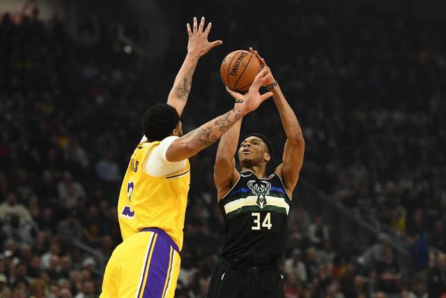 NBA官方分享合影：马克西与詹姆斯联手引热议